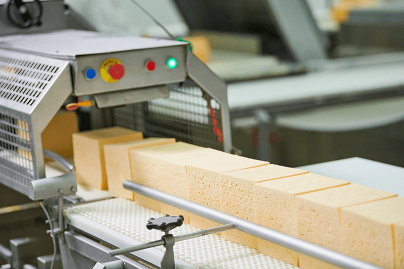 Современный цех по производству полутвердых сыров.